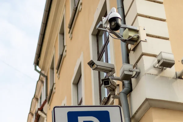 Tres cámaras de seguridad vista frontal en la pared del edificio — Foto de Stock