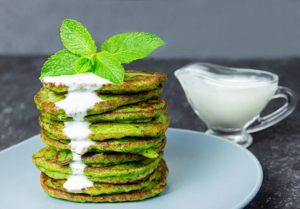 Panqueques Verdes Con Espinacas Sobre Fondo Negro Junto Crema Agria Fotos De Stock Sin Royalties Gratis