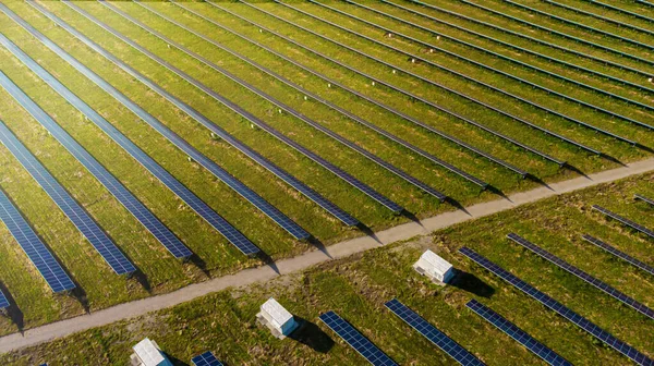 Solární Panely Elektrárny Využívající Obnovitelnou Solární Energii Sluncem — Stock fotografie