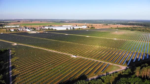 Volo Campo Pannelli Solari Vicino Una Grande Metropoli — Video Stock