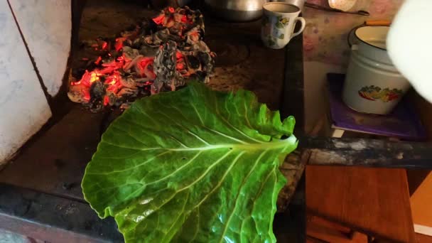 Випічка Дріжджового Хліба Капустяному Листі Використанням Традиційної Пожежної Печі — стокове відео