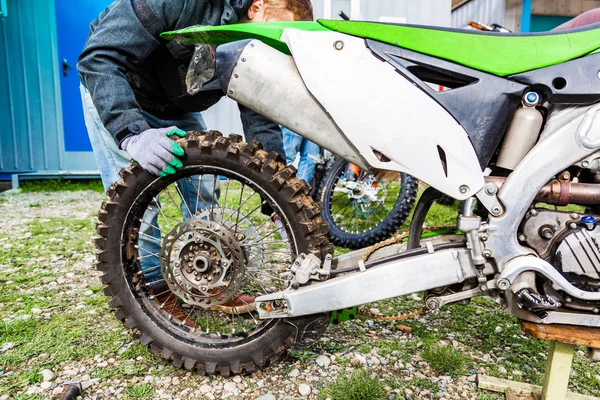 Mecánico de fijación rueda de la motocicleta — Foto de Stock