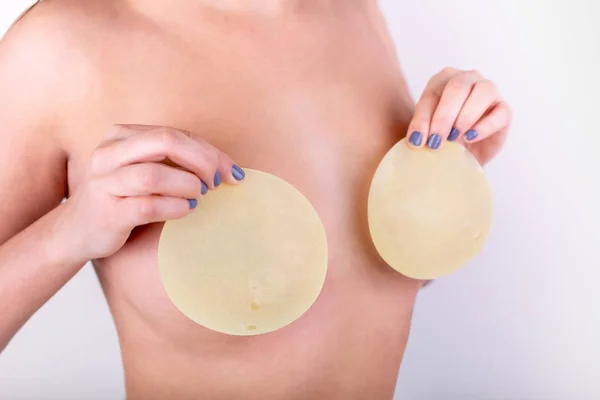 Dívka se snaží na prsní implantáty — Stock fotografie