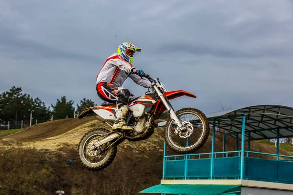 Dirt bike rider jest wysokie loty — Zdjęcie stockowe