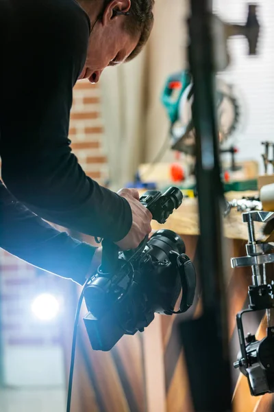 Kameran operatören arbetar med en film kamera — Stockfoto