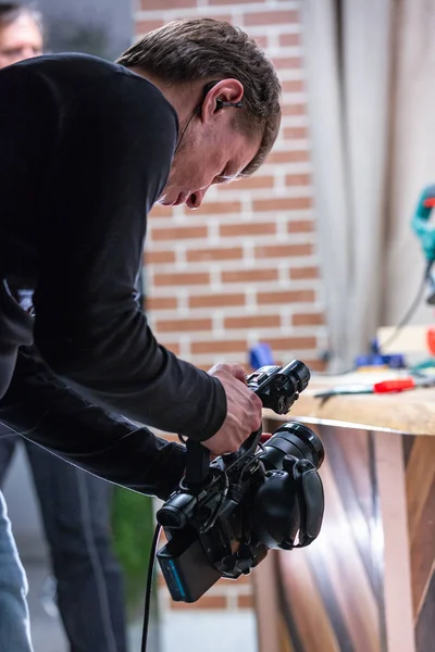 Operador de câmera trabalhando com uma câmera de cinema — Fotografia de Stock