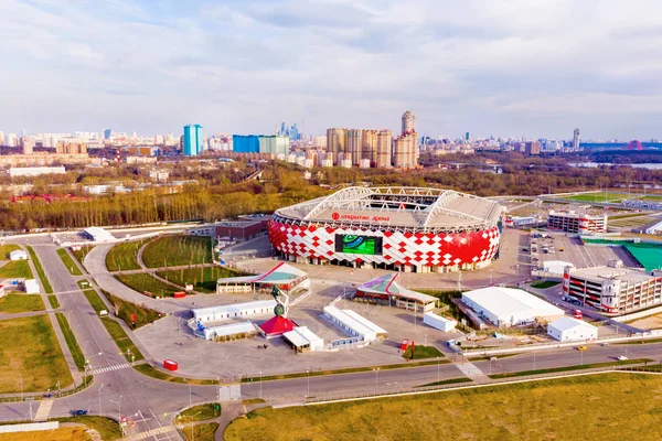 Moscou, Russie - 24 avril 2018 : Vue aérienne du stade Spartak Otkritie Arena. Beau panorama du stade moderne Spartak d'en haut . — Photo