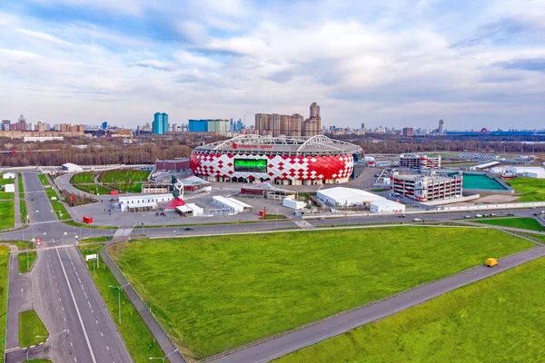 Moscou, Russie - 24 avril 2018 : Vue aérienne du stade Spartak Otkritie Arena. Beau panorama du stade moderne Spartak d'en haut . — Photo