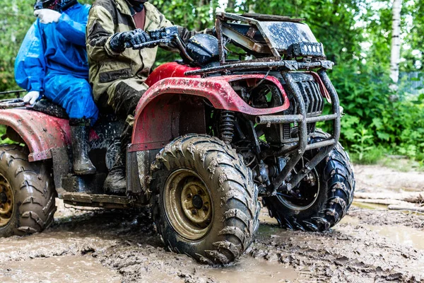 Pareja de conducción off-road con quad bike o ATV — Foto de Stock