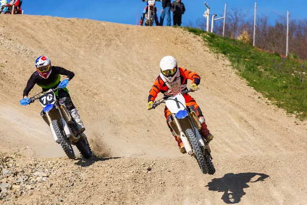 Motocross competições dois pilotos estão indo ao longo da pista na poeira — Fotografia de Stock