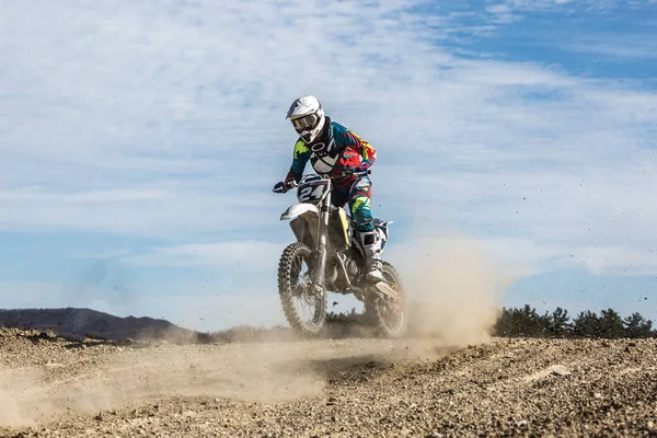 Professionele motorcross motorfiets Rider stations door middel van rook en nevel Over de onverharde weg volgen. — Stockfoto