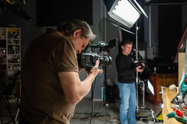 Opérateur de caméra travaillant avec une caméra de cinéma — Photo