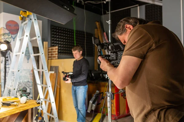 Operador de câmera trabalhando com uma câmera de cinema — Fotografia de Stock