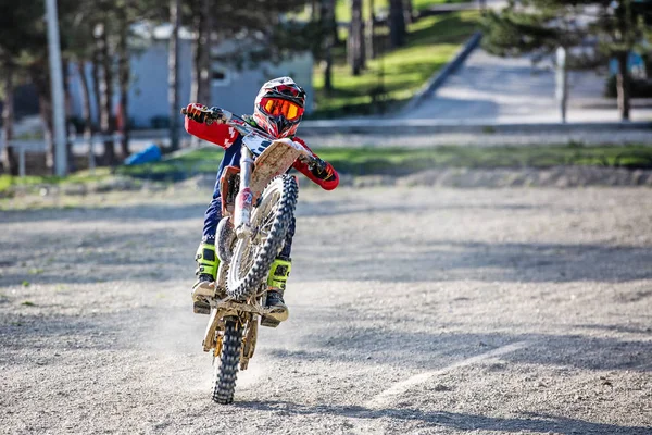 Rowerzysta na akrobacje motocyklowe podczas jazdy na tylne koło — Zdjęcie stockowe