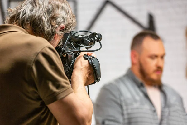 Bakom kulisserna på produktion för kamera utrustning video skjutning, Ställ in scenen med arbetstagaren — Stockfoto