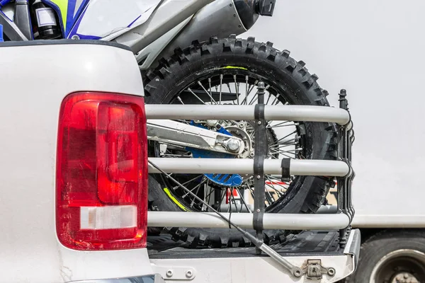 Viwe trasero con dos motocicletas de la bici de la suciedad en la parte posterior del camión con el engranaje de seguridad en ajuste residencial . — Foto de Stock