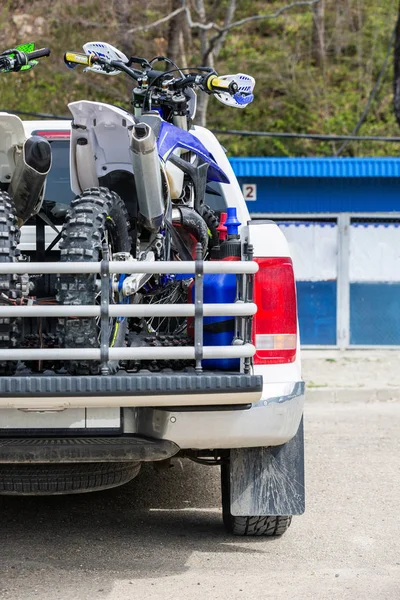 Auffahrunfall mit zwei Dirt-Bike-Motorrädern auf dem Heck des Lastwagens mit Sicherheitsausrüstung in Wohnlage. — Stockfoto