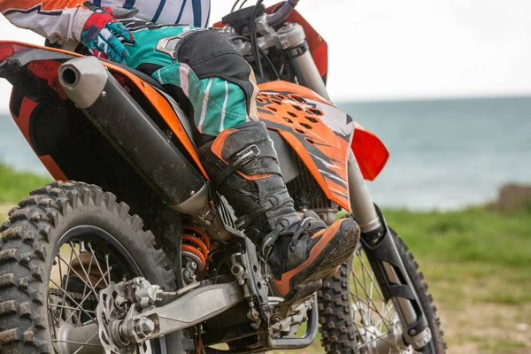 Un hombre está sentado en la playa con su bicicleta . —  Fotos de Stock