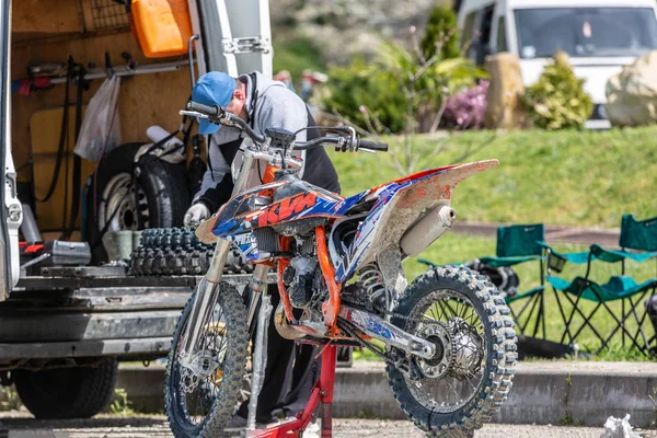 Mechanic fastställande motocycle hjulet — Stockfoto