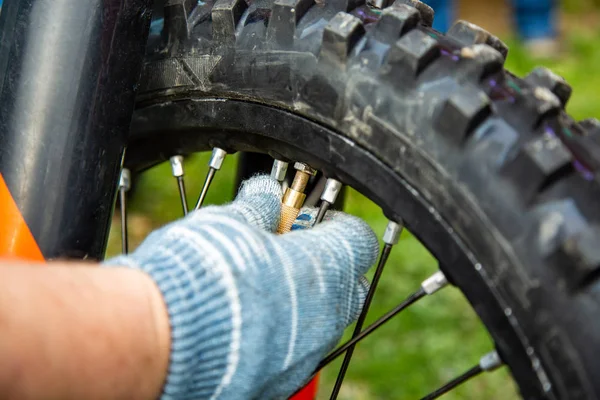 Mecánico de fijación rueda de la motocicleta —  Fotos de Stock