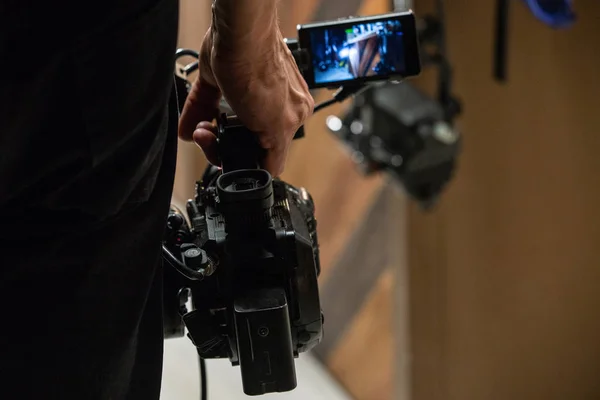 Kameramannen skjuter kameran — Stockfoto