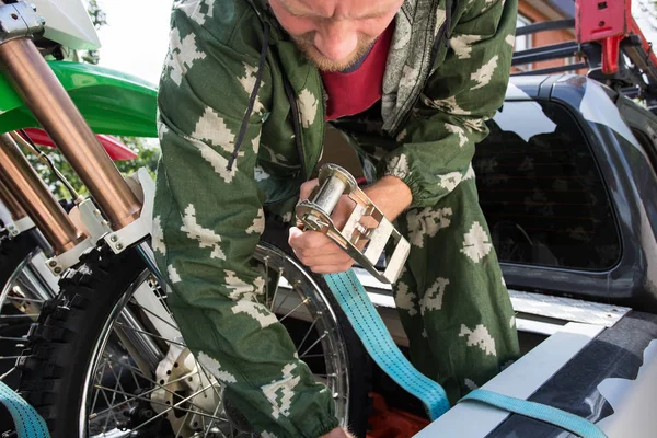 Fiatal ember tartja a kipróbálás-hoz biztosít a dirt bike moto lekötő heveder — Stock Fotó