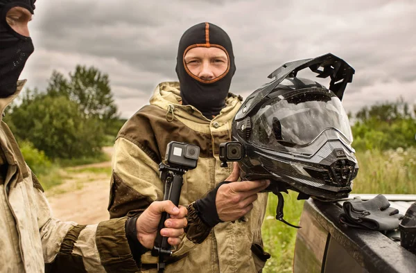 Detailní záběr dvou mužů venku na sobě balaklavské kukly a motor — Stock fotografie