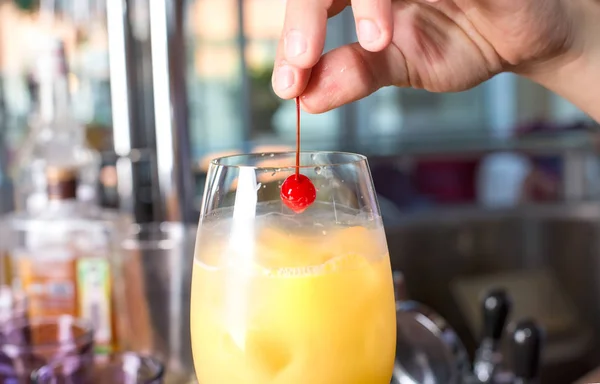 Mans mão tirando maraschino cereja fora do vidro com al — Fotografia de Stock