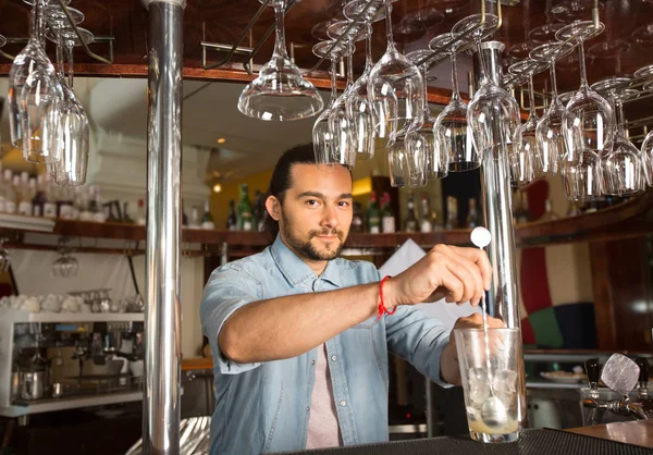 Pohledný Mladý Usmívající Barman Barem Proti Držení Ocelové Swizzle Lžící — Stock fotografie