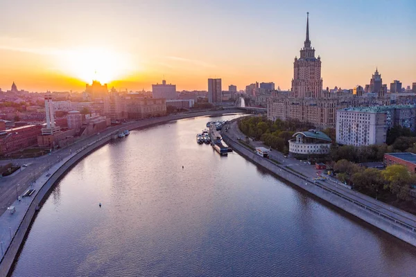 Centre de la ville au coucher du soleil — Photo