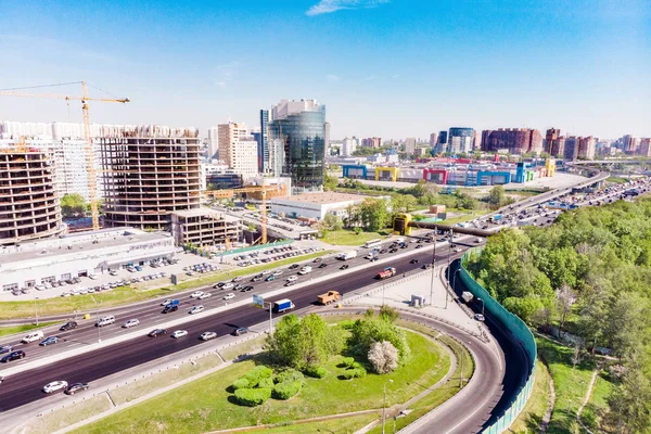 Flygfoto över en motorväg korsningen. Vägkorsningar i en storstad — Stockfoto