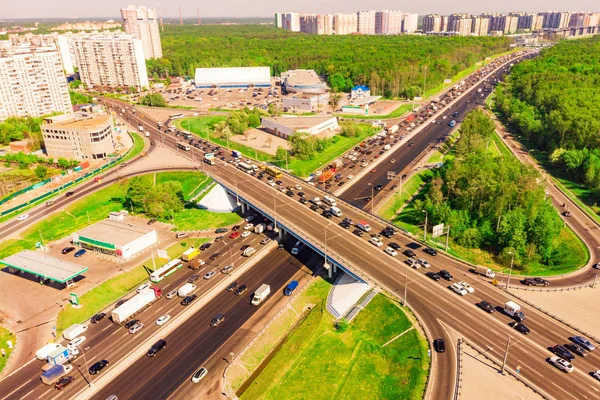 Vue aérienne d'une intersection d'autoroutes. Carrefours routiers dans une grande ville — Photo