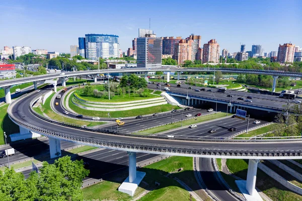 Vue aérienne d'une intersection d'autoroutes. Carrefours routiers dans une grande ville — Photo