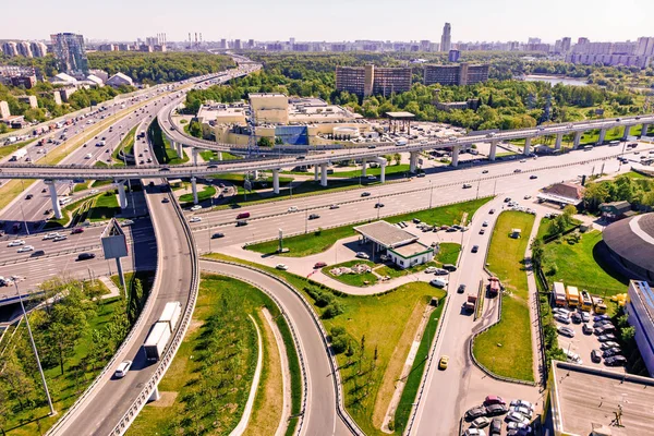 Vue aérienne d'une intersection d'autoroutes. Carrefours routiers dans une grande ville — Photo