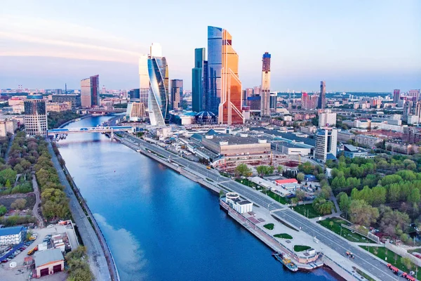 Moskauer Stadt - Blick auf Wolkenkratzer Stockbild