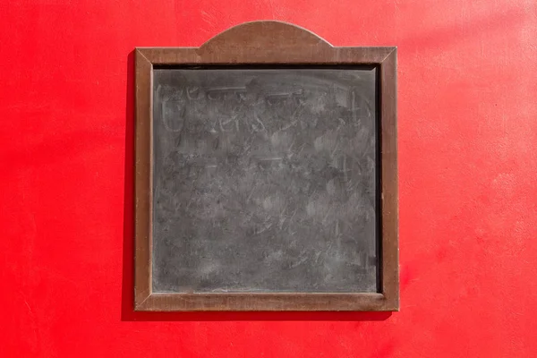 Ένα μαύρο πίνακα κιμωλίας και κόκκινο φόντο — Φωτογραφία Αρχείου