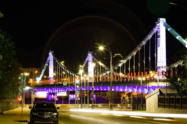 Мост ночью - стальной подвесной мост в Москве, Россия . — стоковое фото