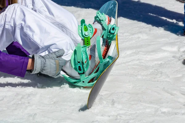 Female snowboarder wears snowboard equipment — Stock Photo, Image