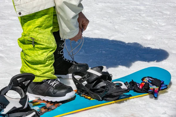 Snowboarderin trägt Snowboard-Ausrüstung — Stockfoto