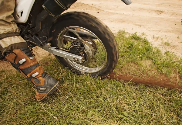Rueda trasera Dirtbike en movimiento con pista de tierra sobre hierba . — Foto de Stock