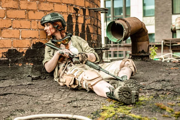 Puissante femme tenant un pistolet. Style film d'action de guerre — Photo