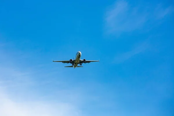 Groot passagiersvliegtuig vliegend in de blauwe lucht — Stockfoto