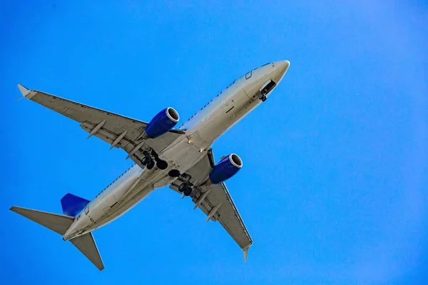 青い空を飛ぶ大型旅客機 — ストック写真