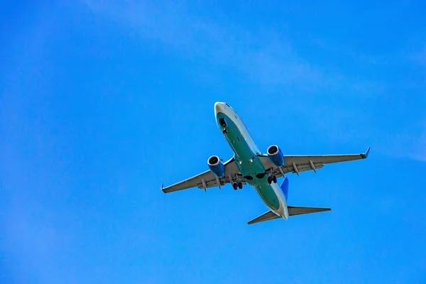 在蓝天中飞行的大型客机 — 图库照片