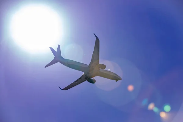 青い空を飛ぶ大型旅客機 — ストック写真