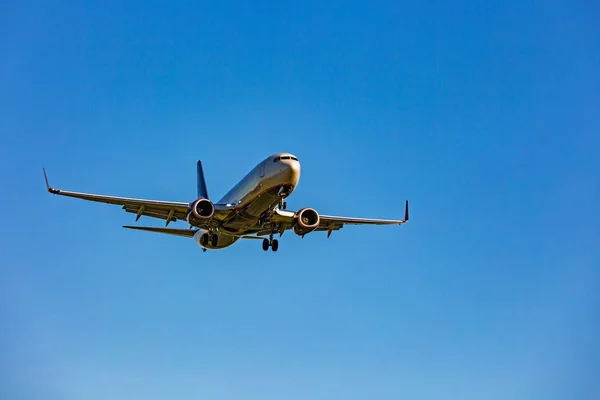 青い空を飛ぶ大型旅客機 — ストック写真