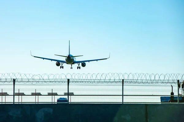 Passagiersvliegtuig vliegen in de blauwe hemel gaat opstijgen — Stockfoto