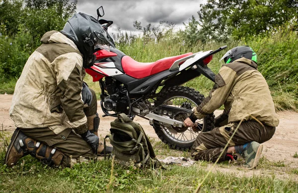 Reparación de motocicletas en la carretera — Foto de Stock