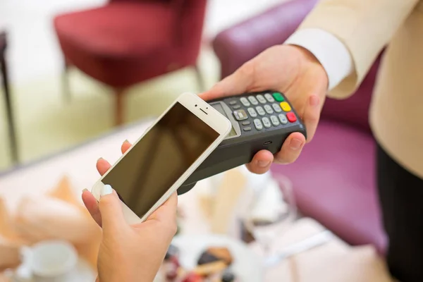 NFC - mező kommunikáció, mobil fizetési közelében — Stock Fotó