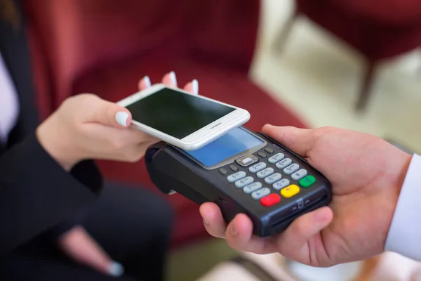 NFC - blisko dziedzinie komunikacji, mobilne płatności — Zdjęcie stockowe